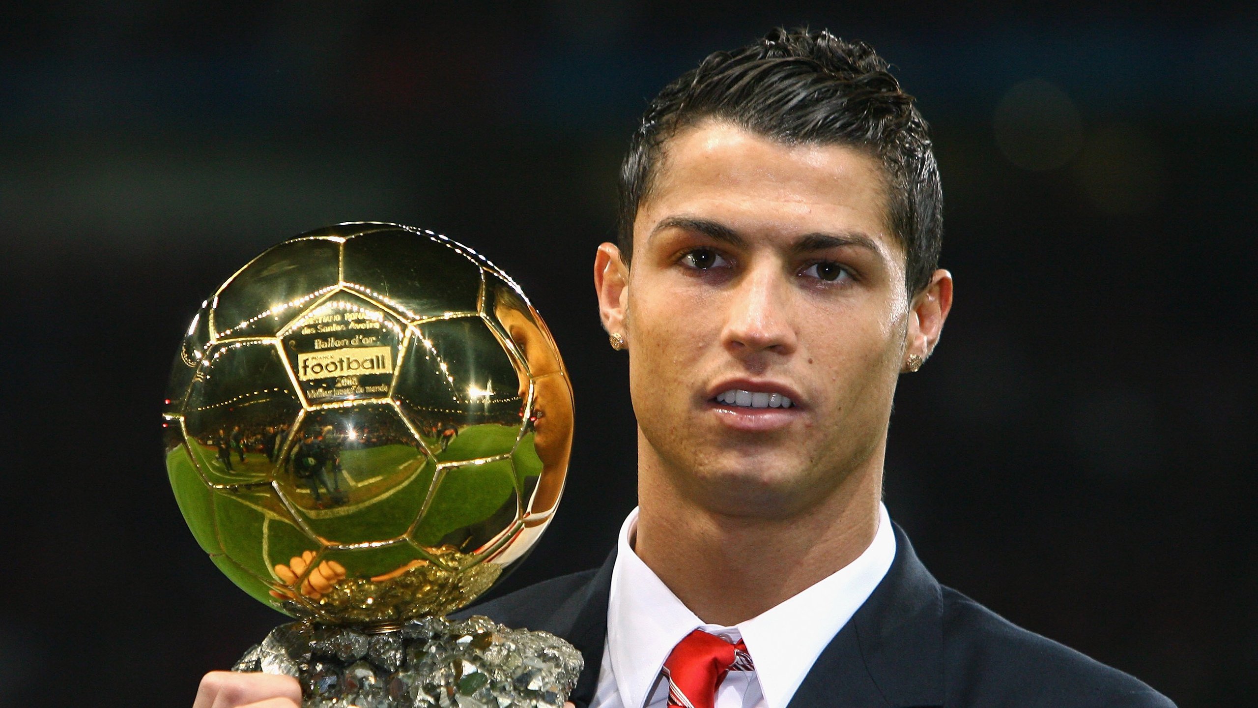 德甲争冠战之夜，阿圭罗压力下完成爆发